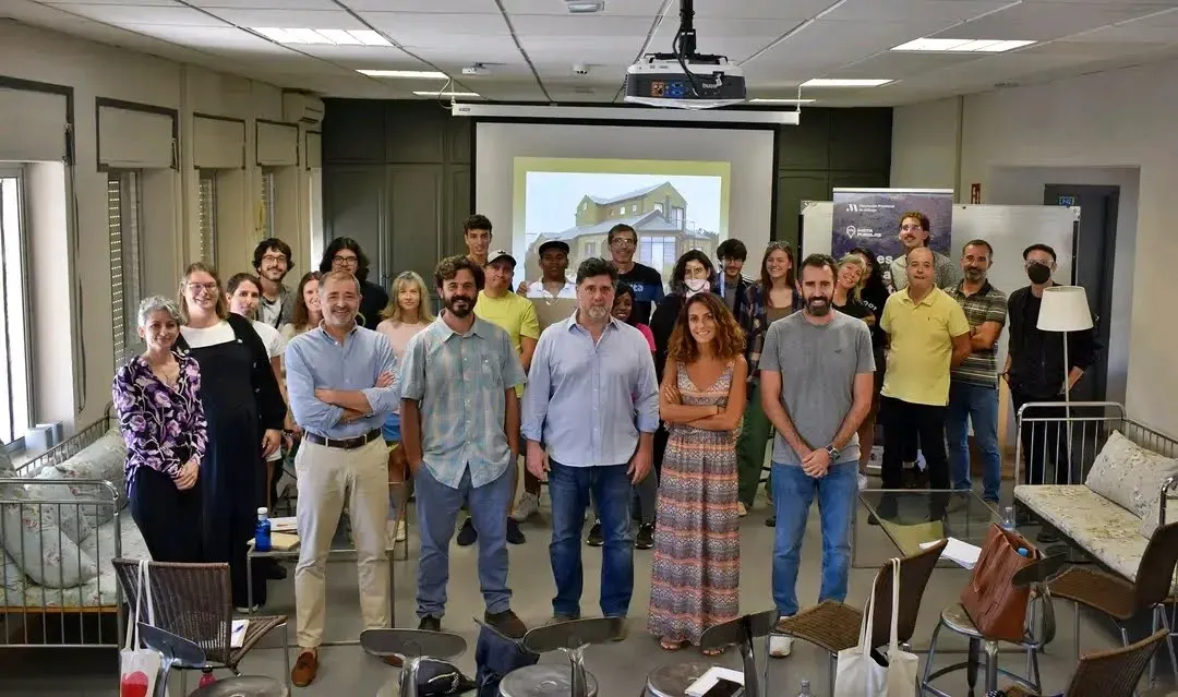 Foto de grupo final con los participantes y el equipo docente tras la formación