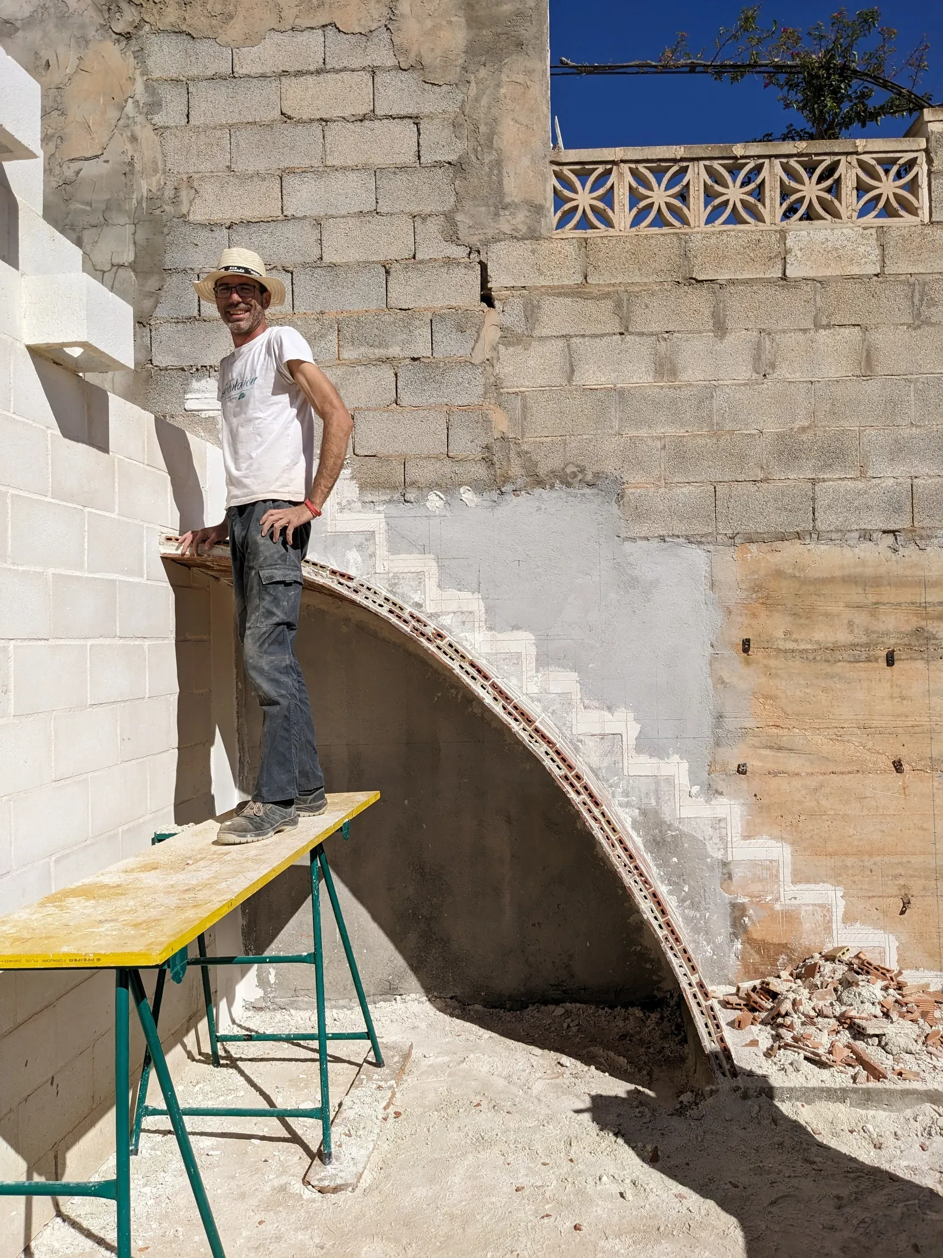 Juan, alumno de prácticas de Alqatifa ejecutando la estructura de una escalera de bóveda tabicada con rasilla y yeso