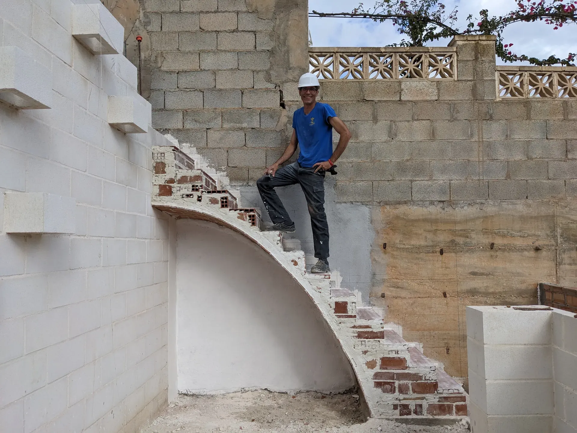 Juan comprobando la solidez de la bóveda