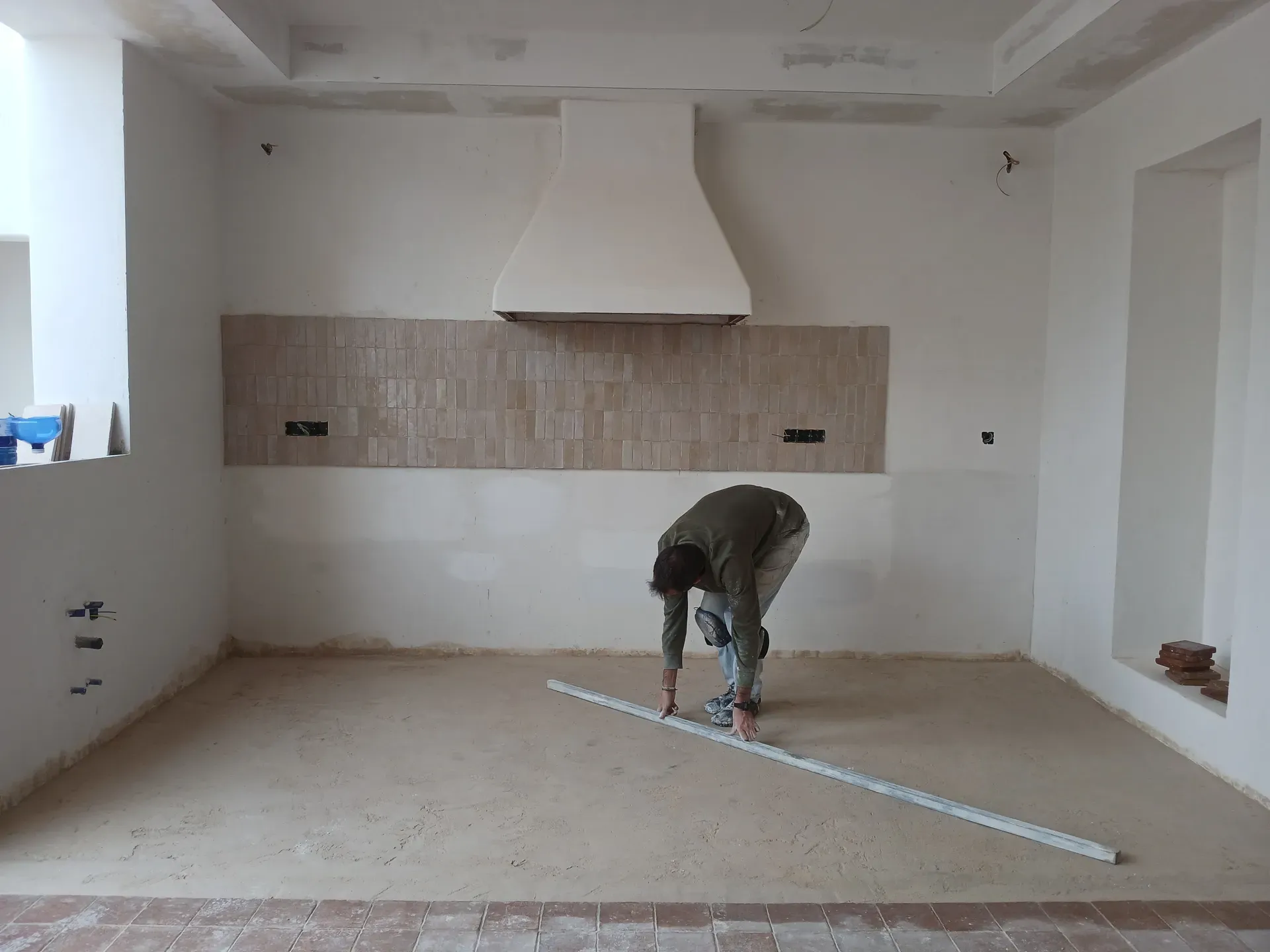 Verificación de planimetría del soporte antes de la aplicación del trabadillo