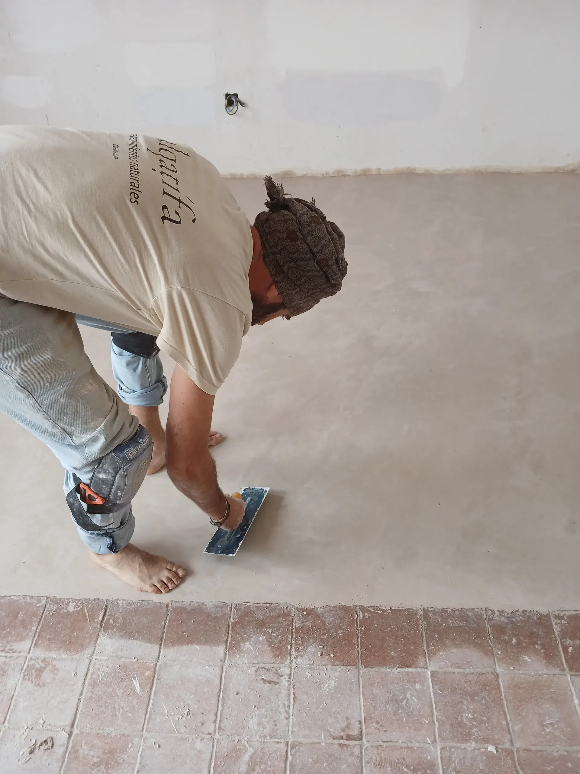 Aplicación artesanal de la capa de acabado del trabadillo con llana