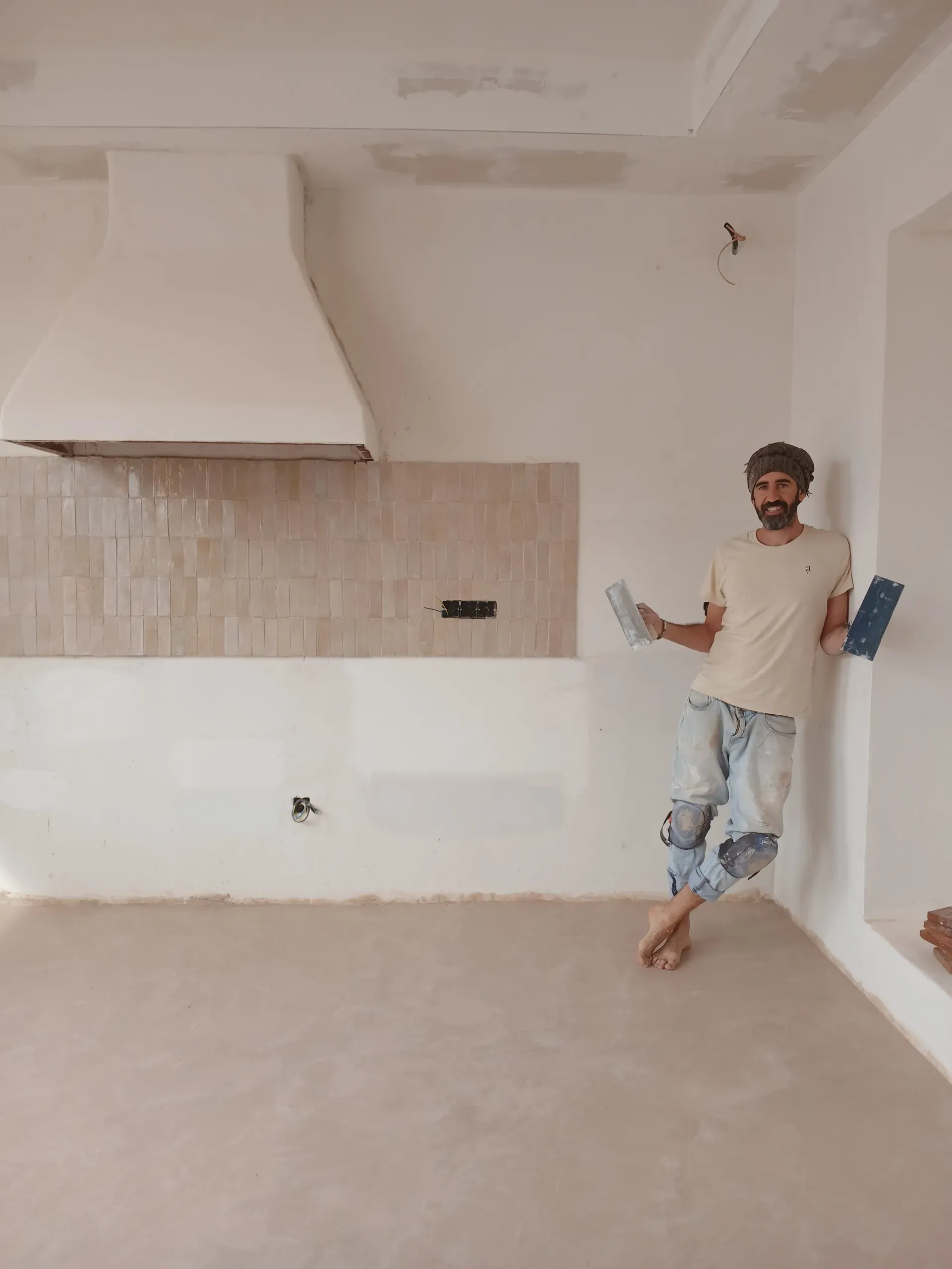 Detalle de textura fina y continúa del suelo de trabadillo durante el fraguado