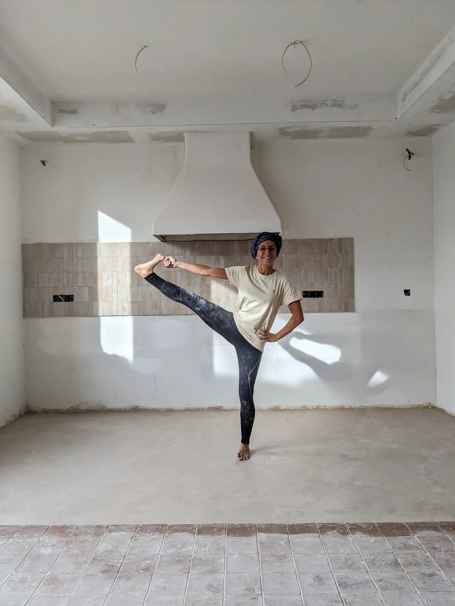 María José practicando yoga sobre el suelo de trabadillo acabado, mostrando su confort