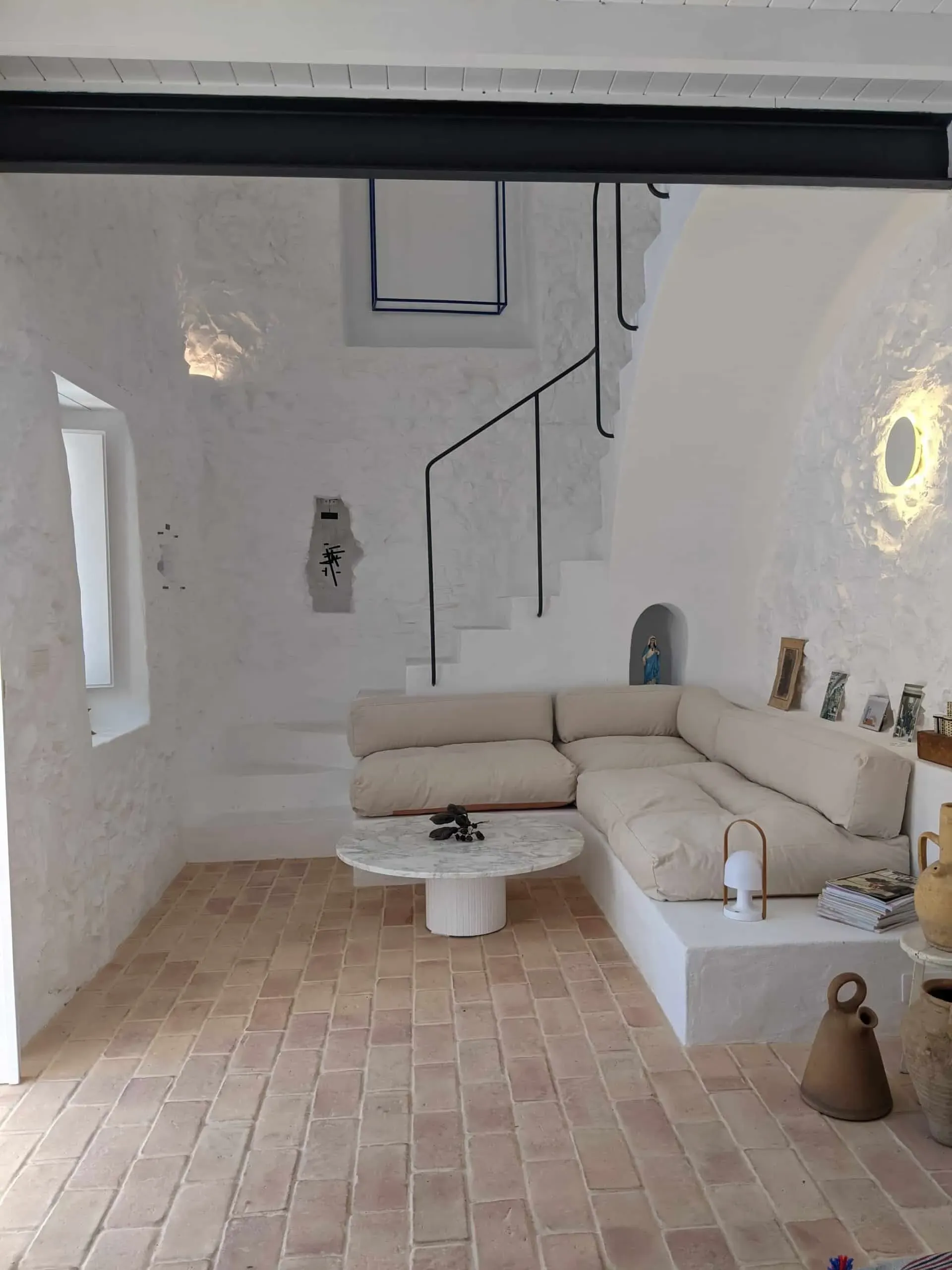 Acabado impecable de suelo de barro rectangular en interior luminoso