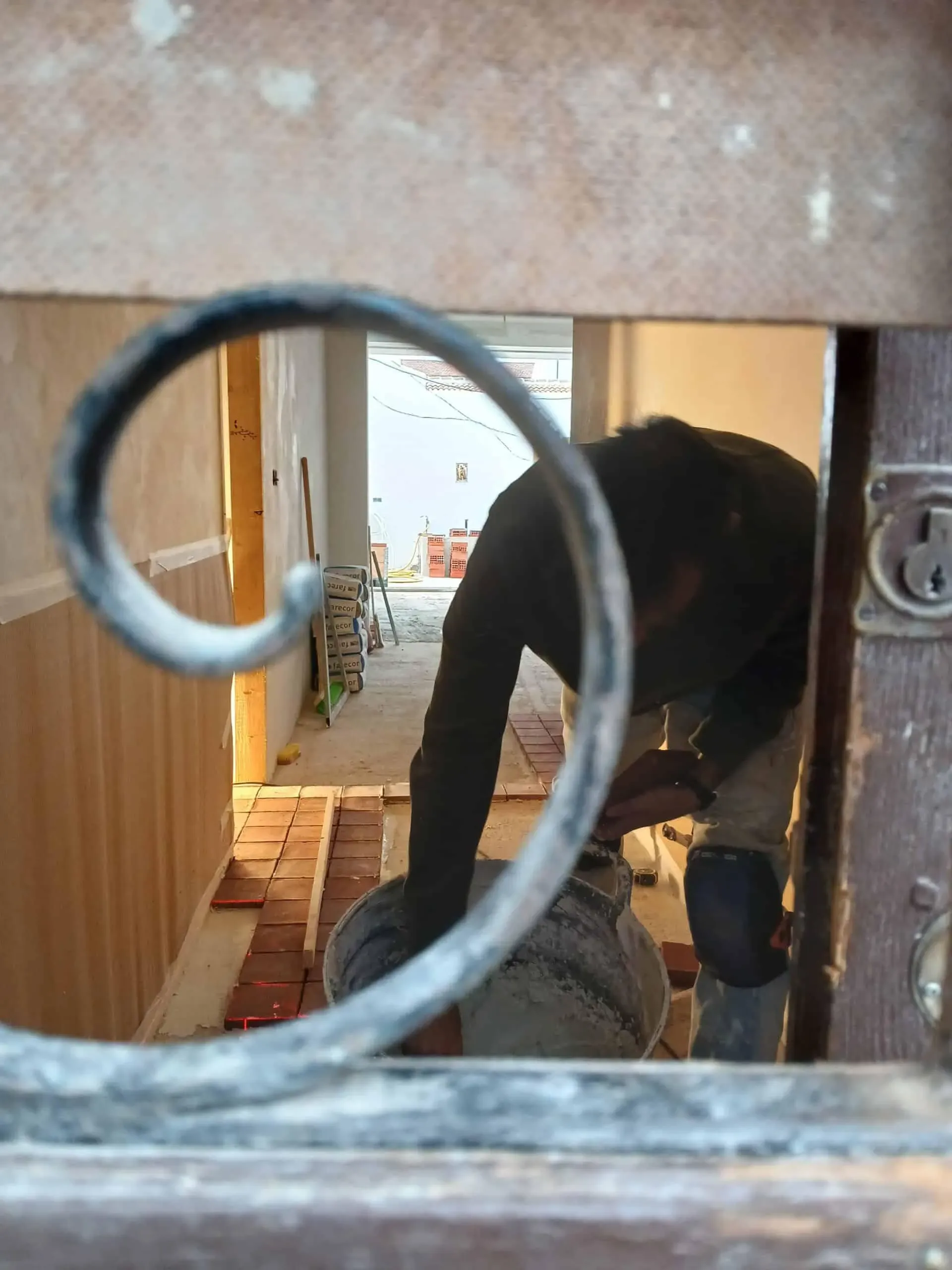 Pieza rectangular de barro artesanal, mostrando las irregularidades bellas de la cocción manual