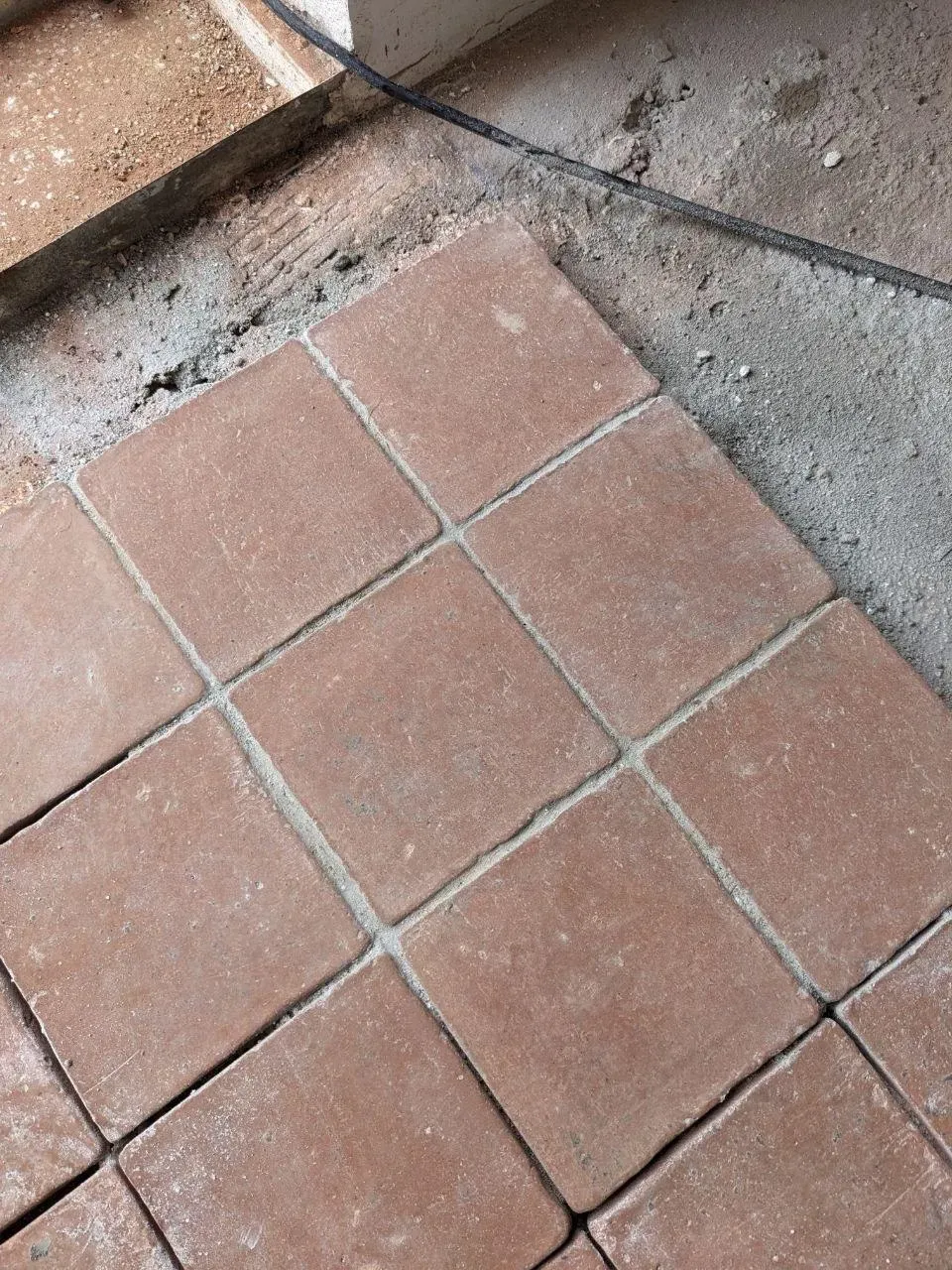 Suelo de barro de formato rectangular colocado en espiga, calidez geométrica