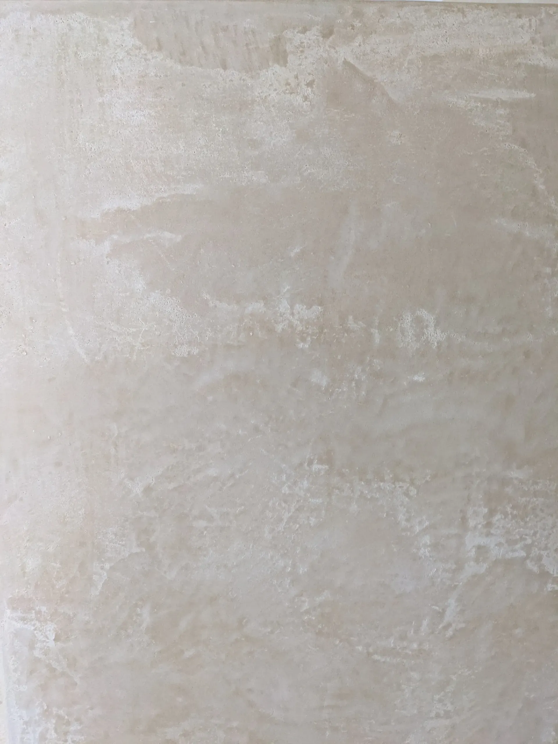 Detalle de la textura del tadelakt en tono Siena natural, mostrando el acabado bruñido y encerado