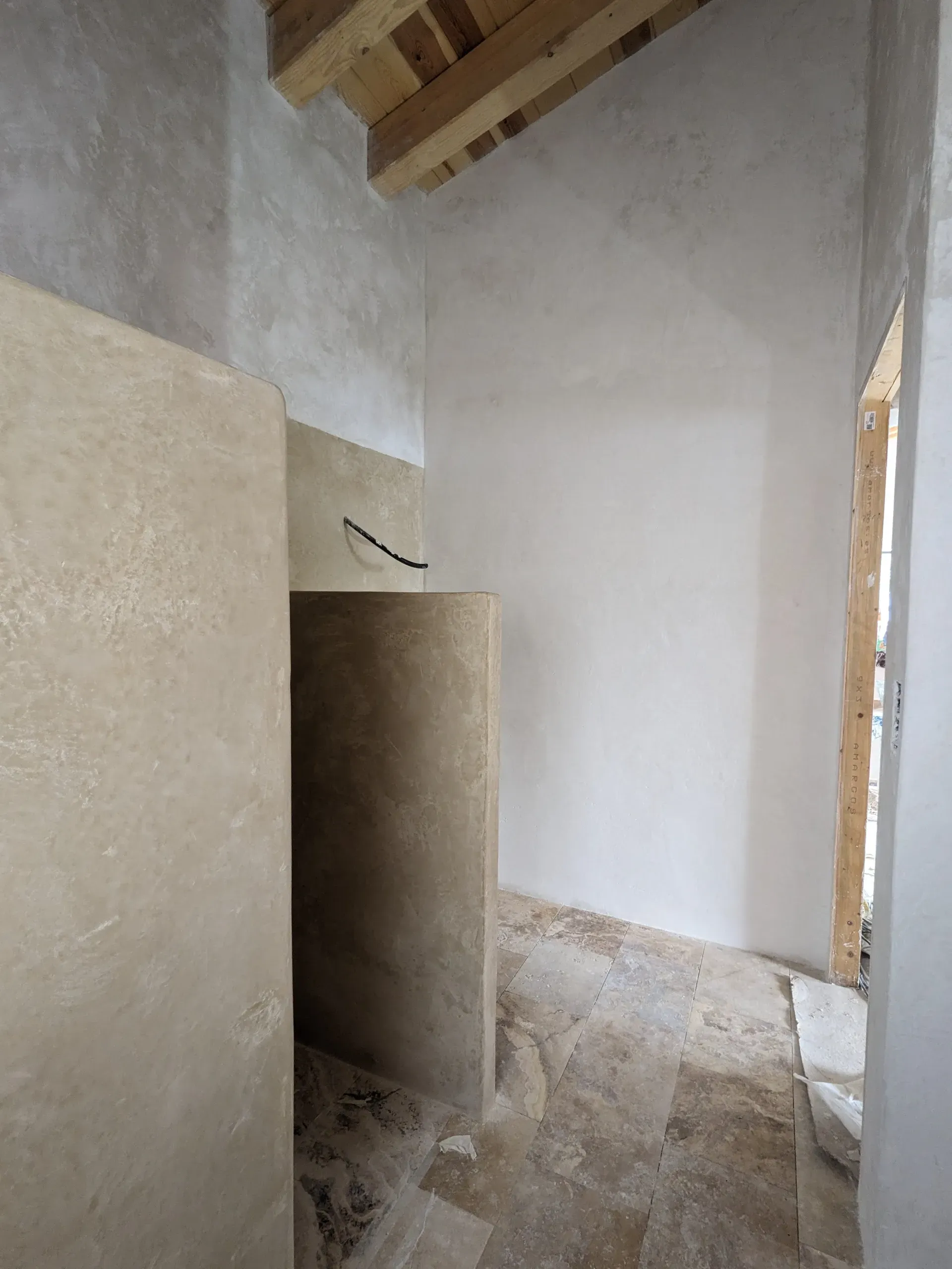 Vista del baño bioclimático, donde los materiales naturales regulan la higrometría del espacio