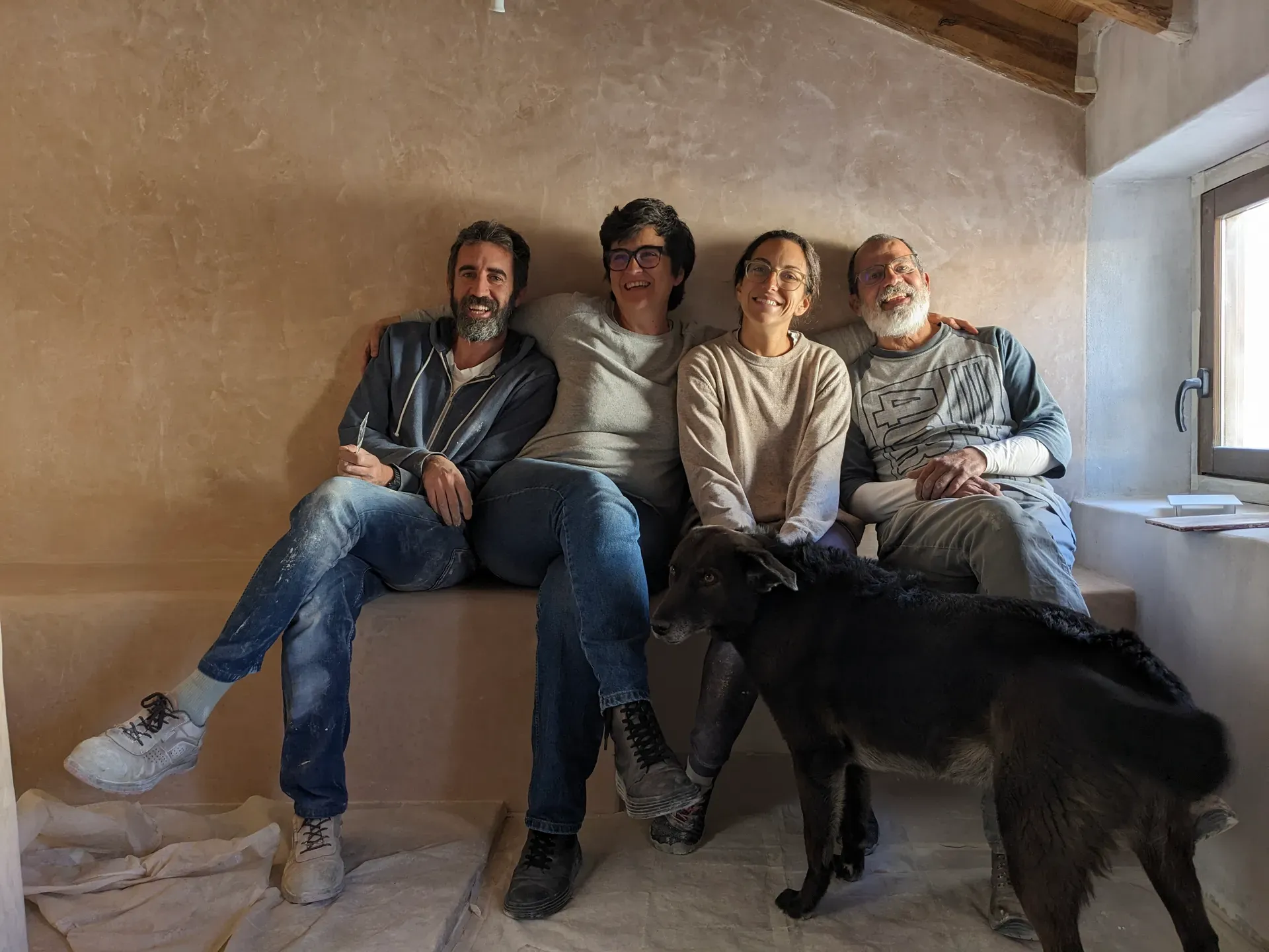 Equipo y propietarios posando en banco de obra acabado en tadelakt tras la finalización del proyecto