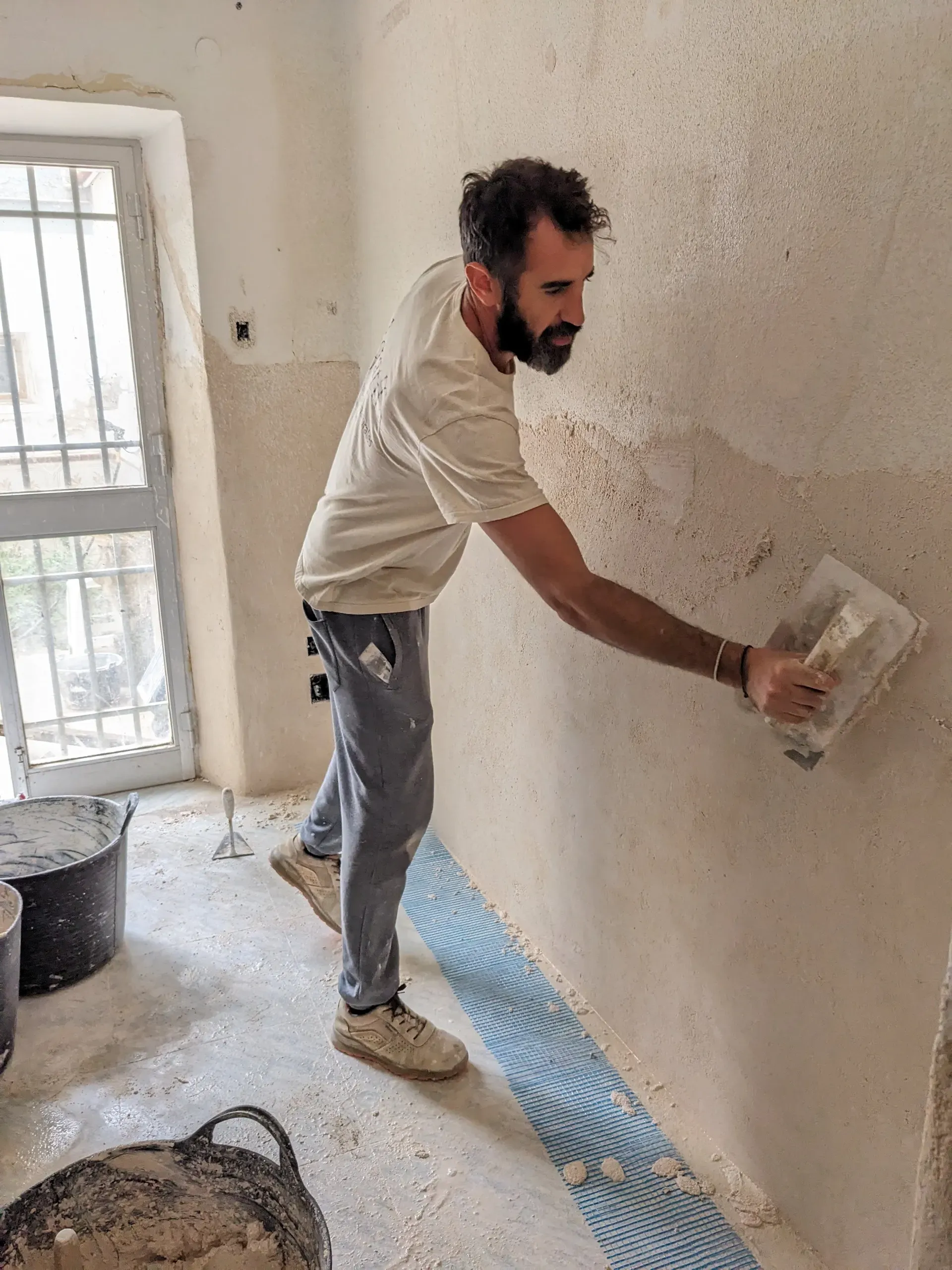 Proceso de aplicación de mortero de cal sobre malla de refuerzo para saneamiento de humedades por capilaridad